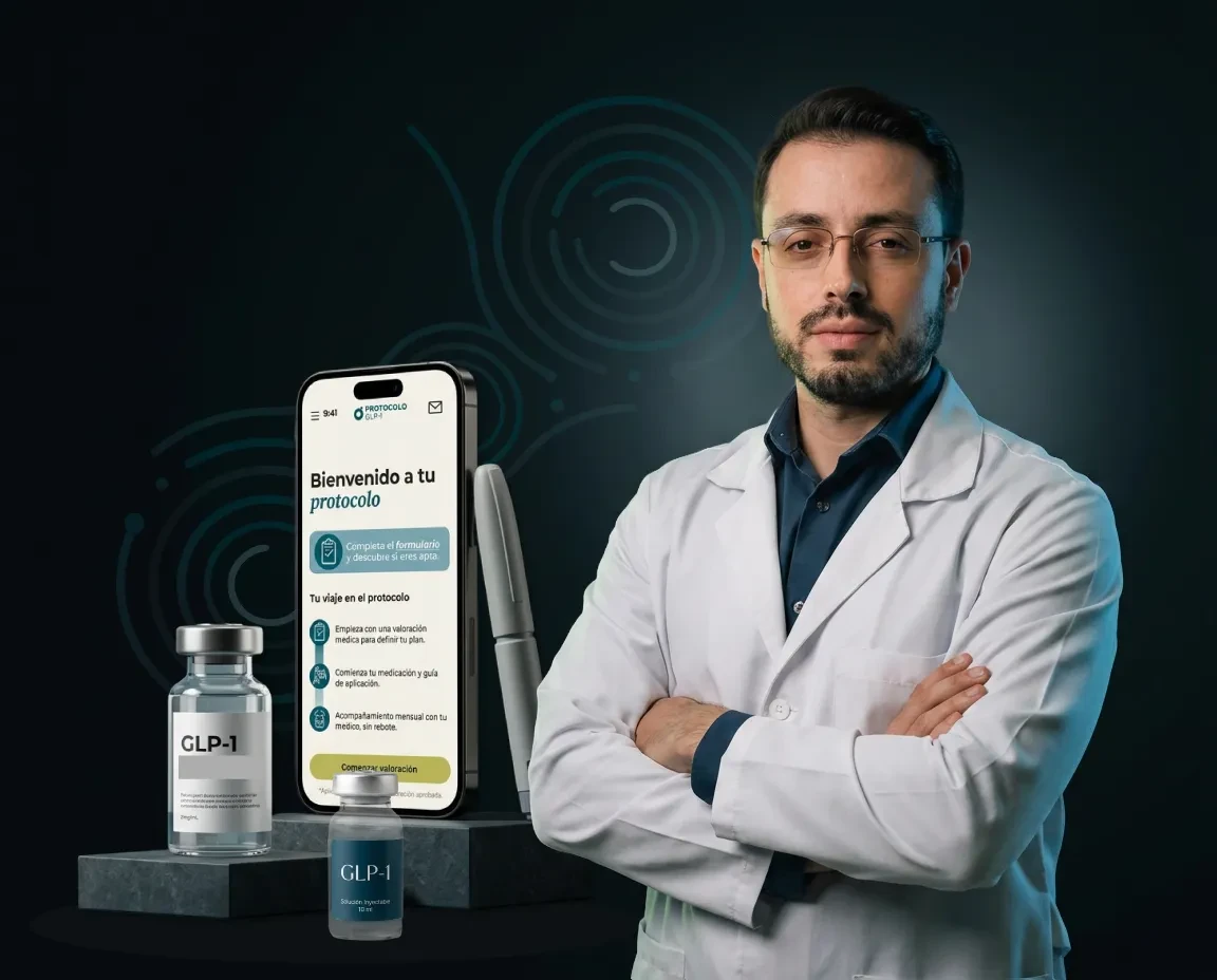 Mujer sonriendo junto a la app del Protocolo GLP-1